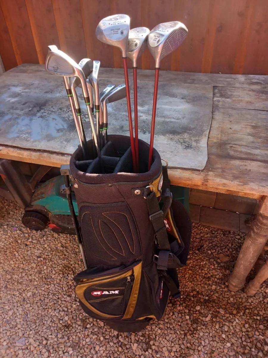 Women's Golf clubs and bag with stand - Image 1