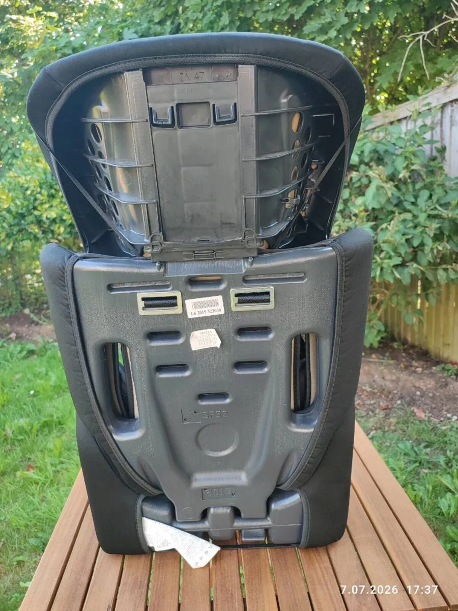 child's car seat - Image 3