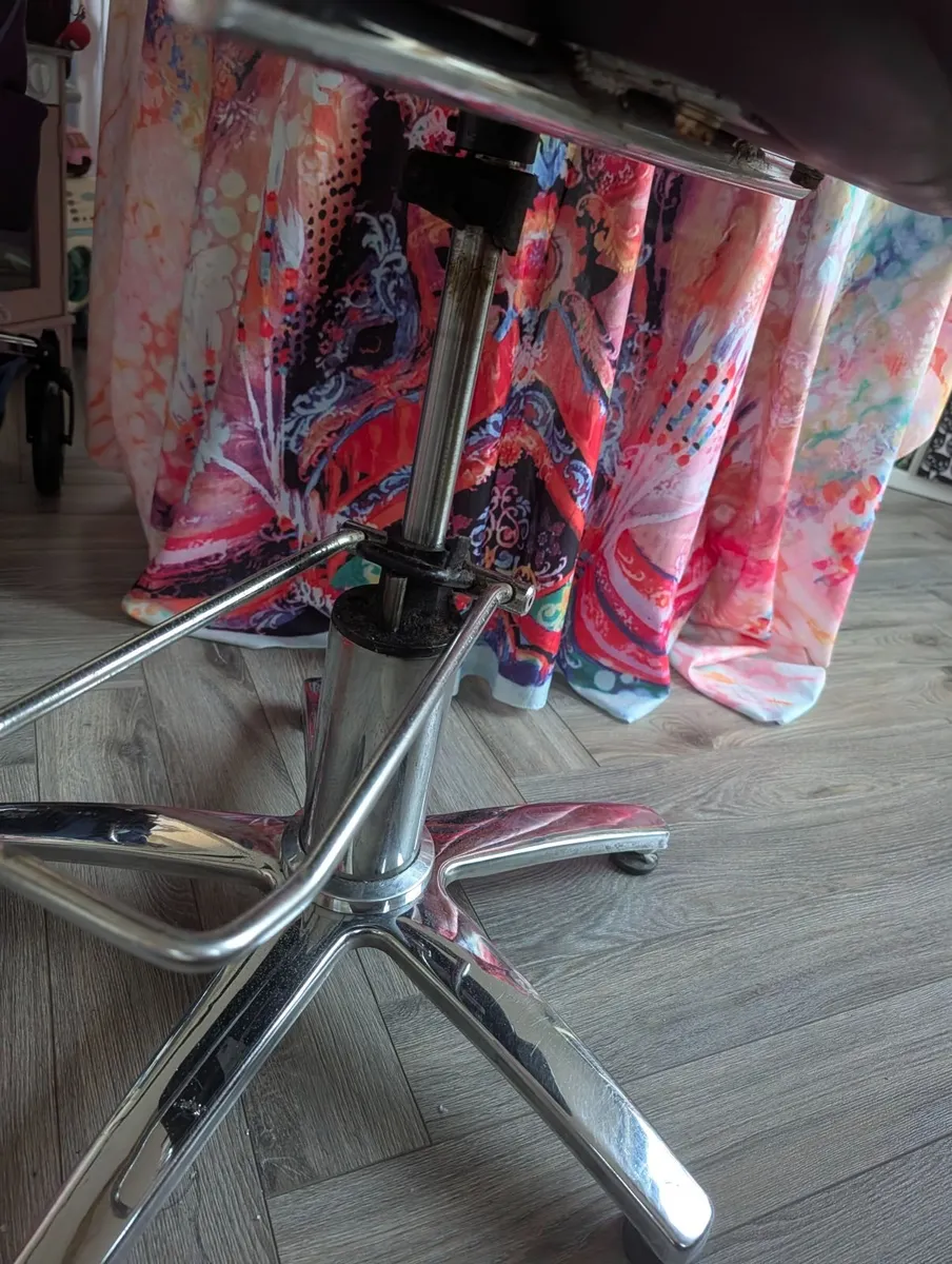 Hairdressing Chair - Image 2