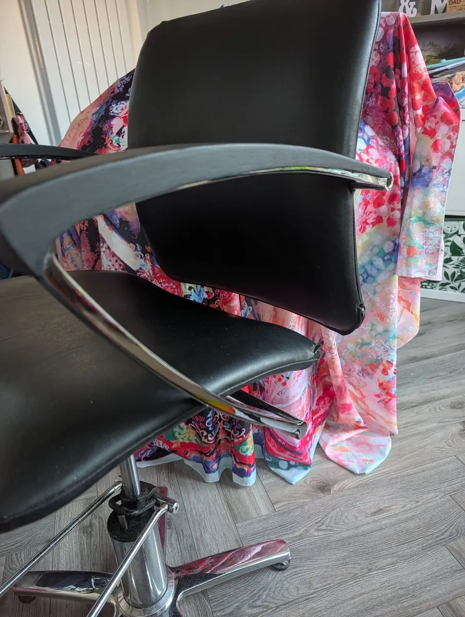 Hairdressing Chair - Image 3