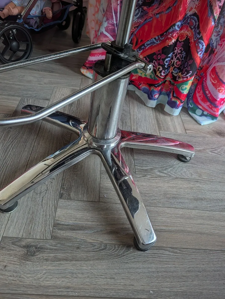 Hairdressing Chair - Image 4