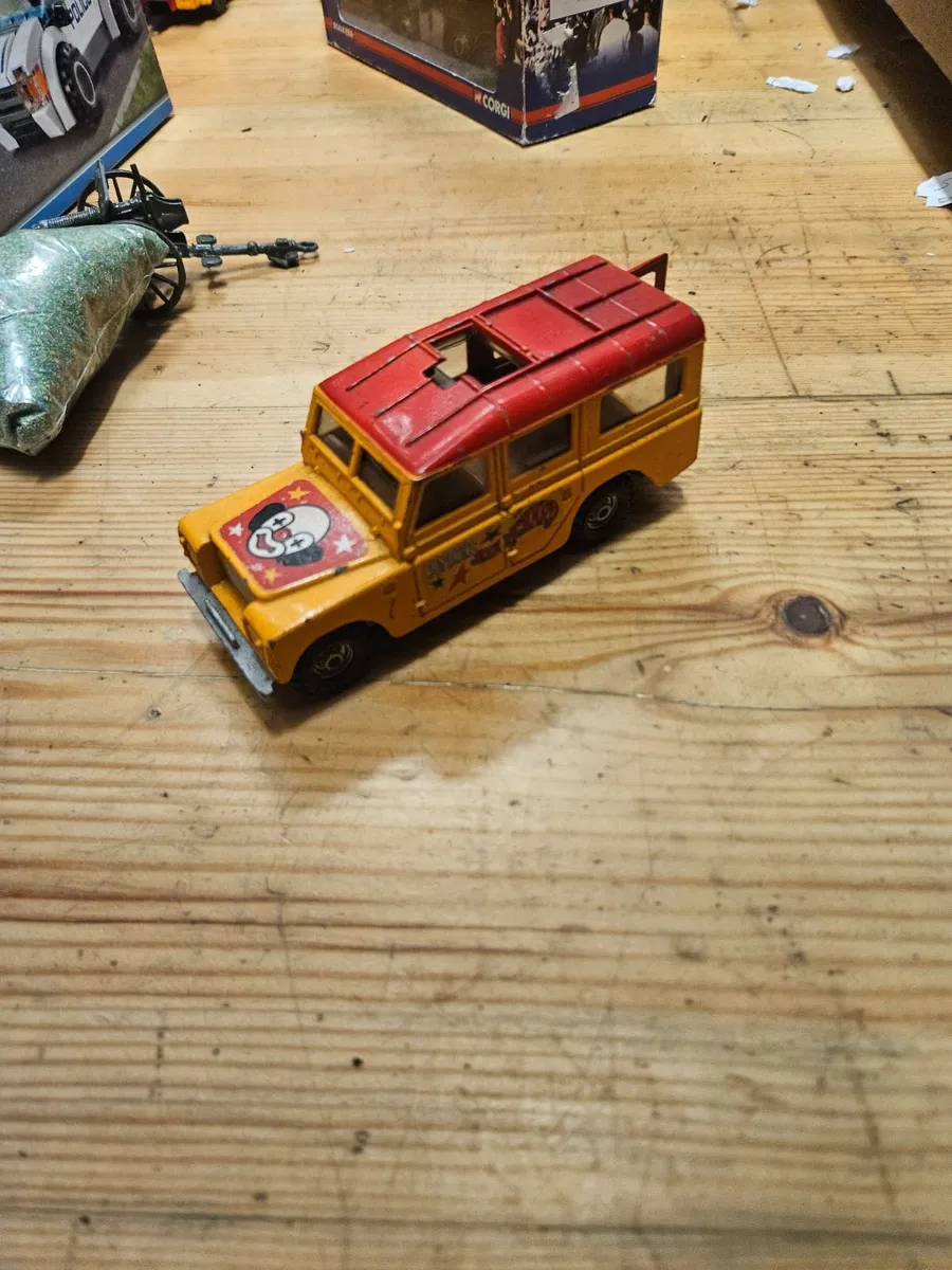 Corgi Circus Landrover