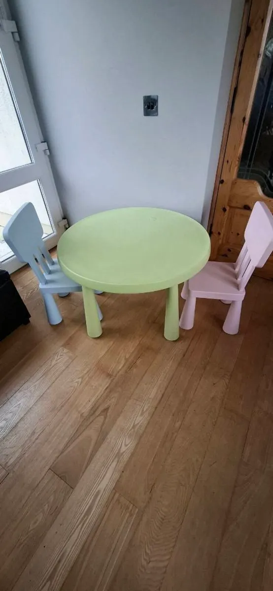 Kids table and chairs - Image 1
