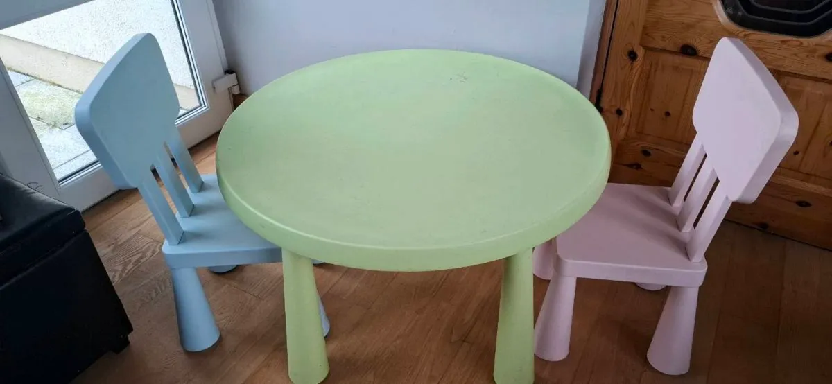 Kids table and chairs - Image 2