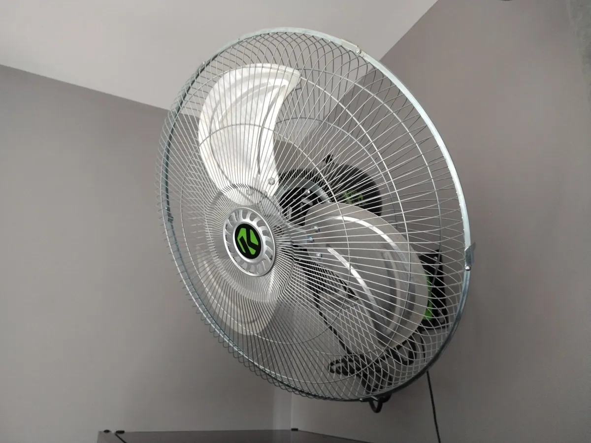 Large 18" Metal Wall Mounted Fan €44 - Image 3