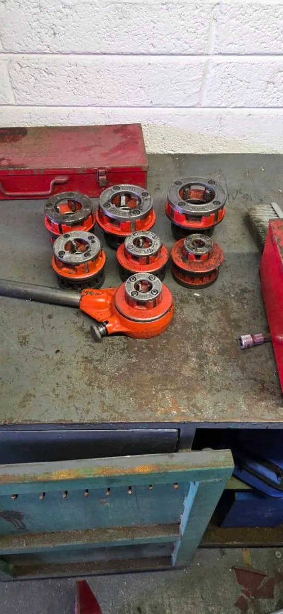 Rigid manual pipe threading