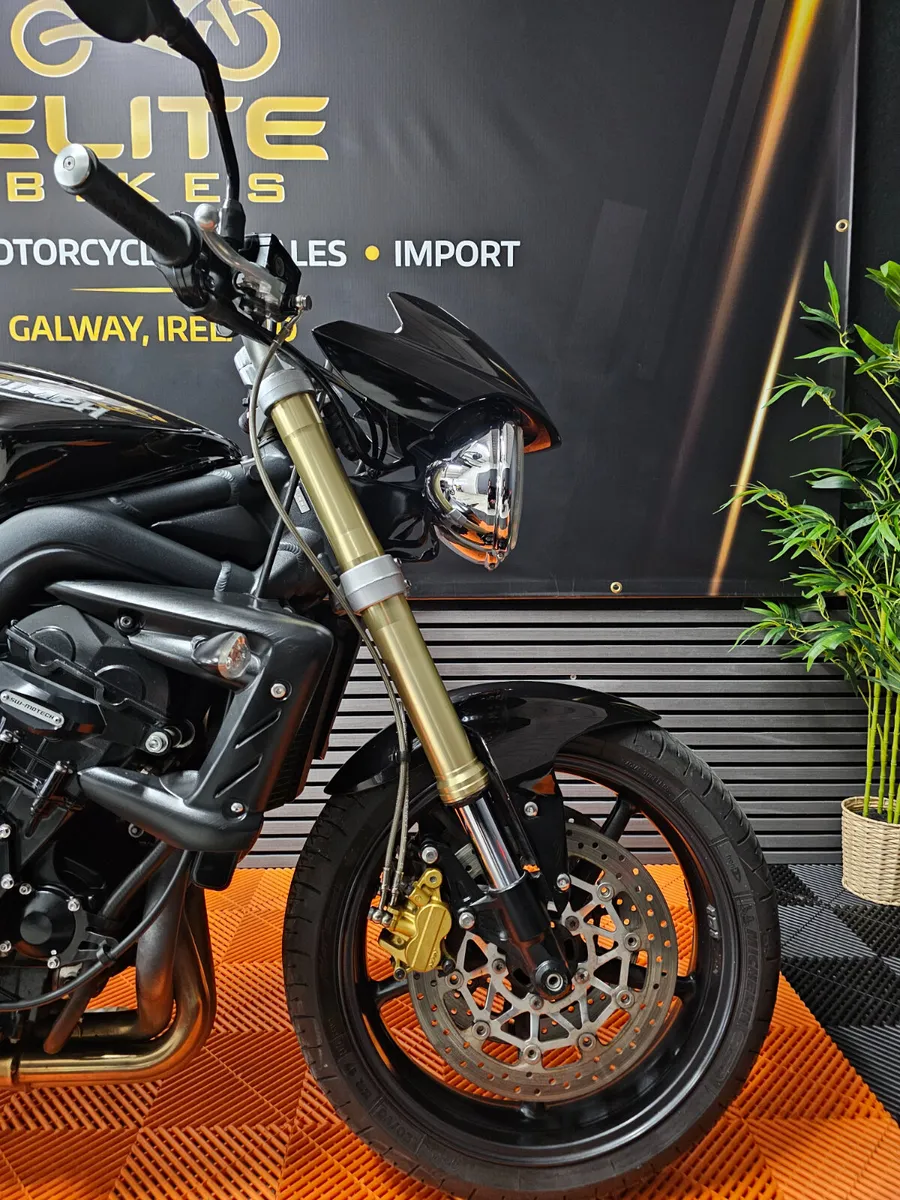 Triumph 675 2010 - Image 2