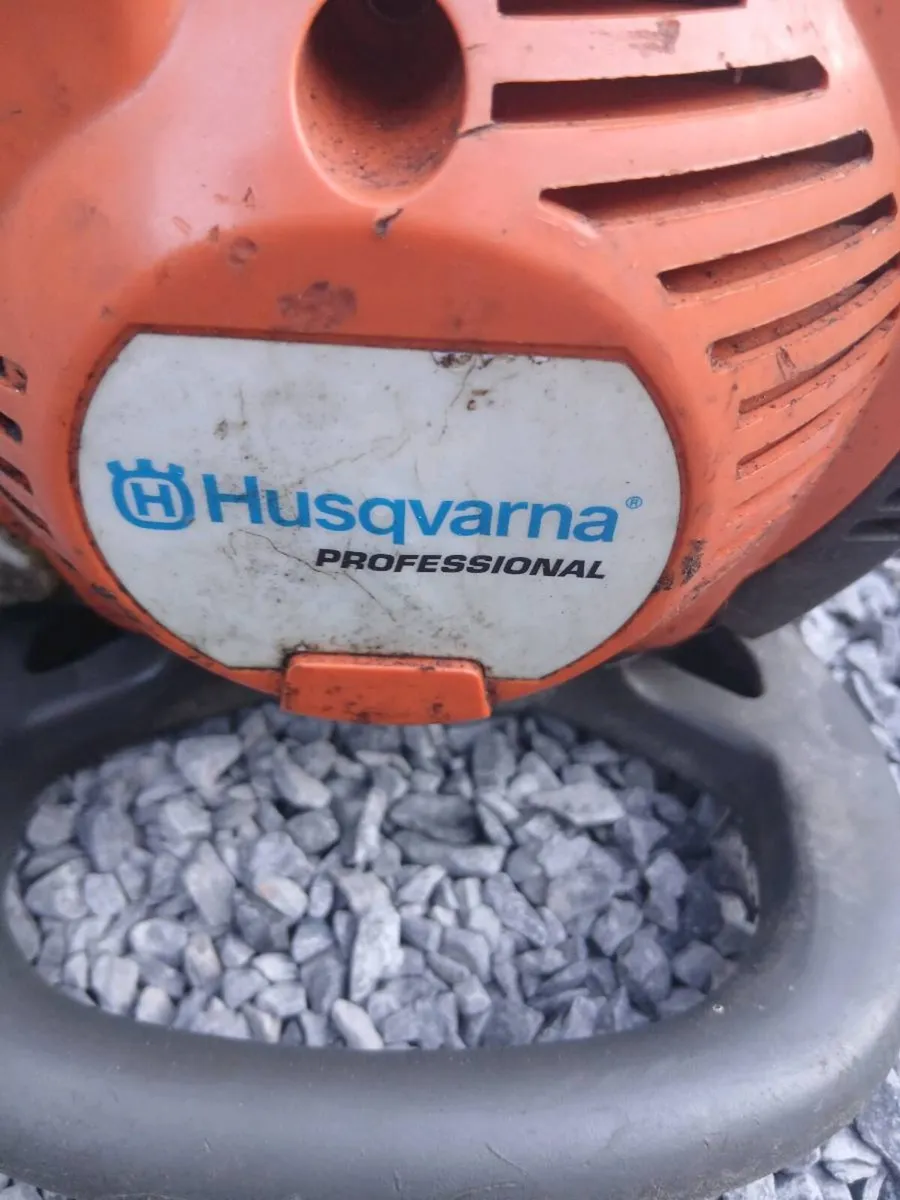 HUSQVARNA LONG REACH HEDGE STRIMMERS - Image 2