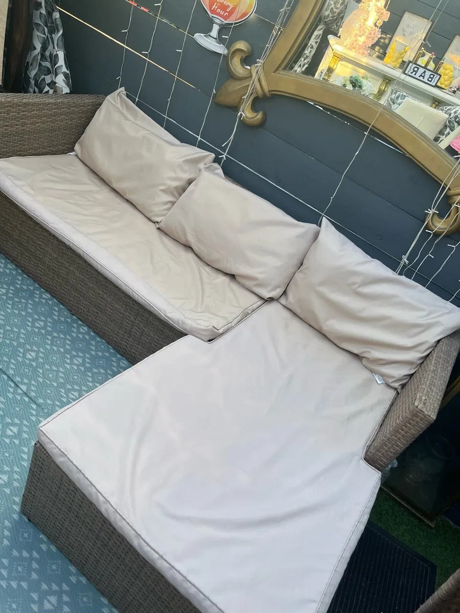 L shaped garden set with table - Image 3