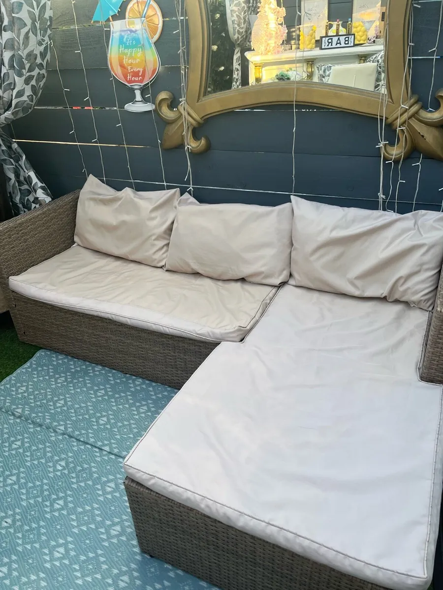 L shaped garden set with table - Image 1