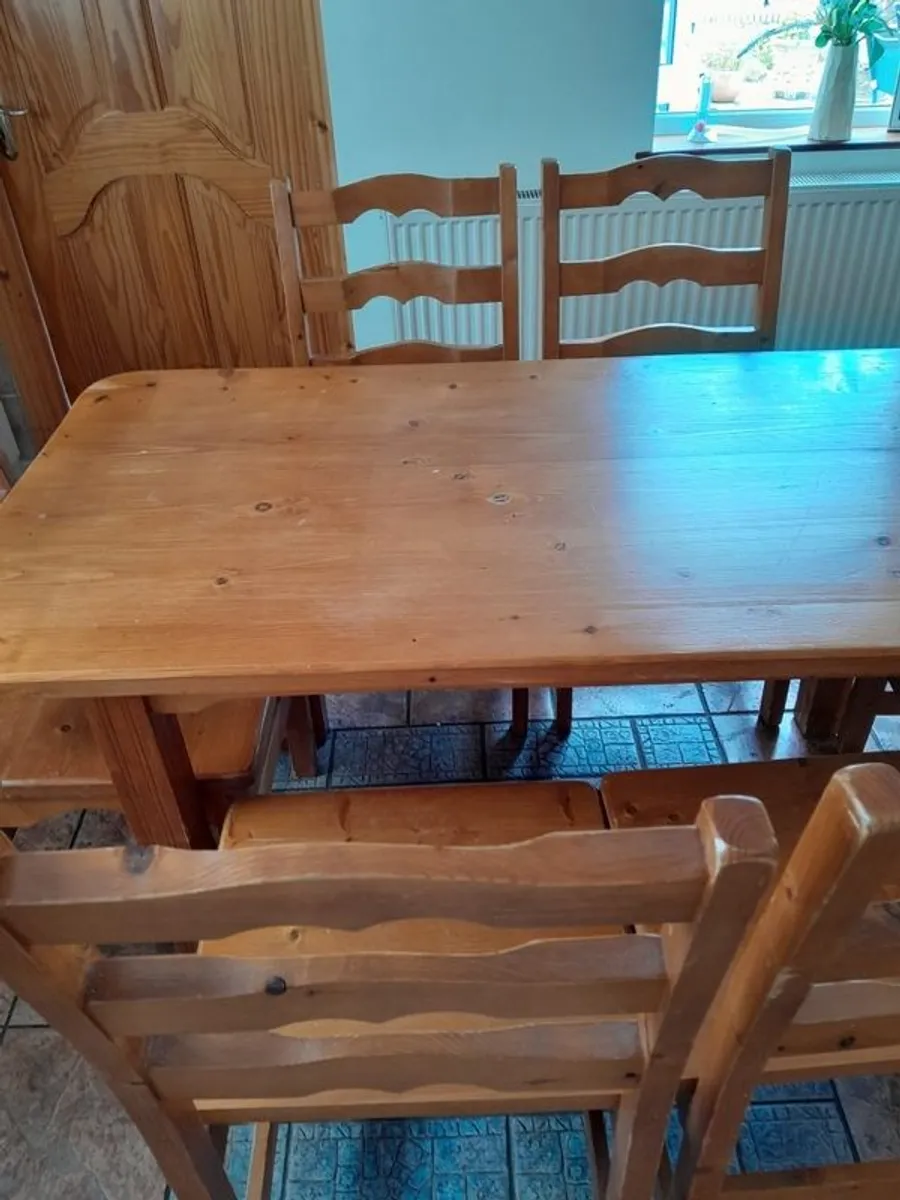 Kitchen table & six chairs - Image 4