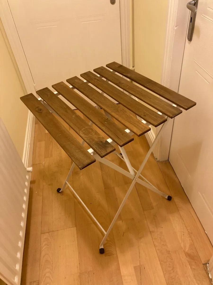 Folding table and chairs - Image 3