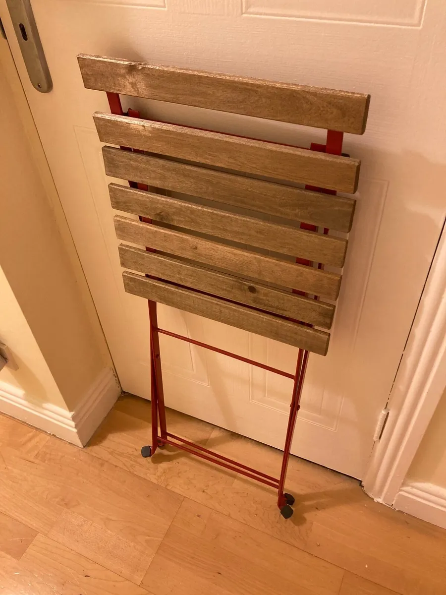 Folding table and chairs - Image 4