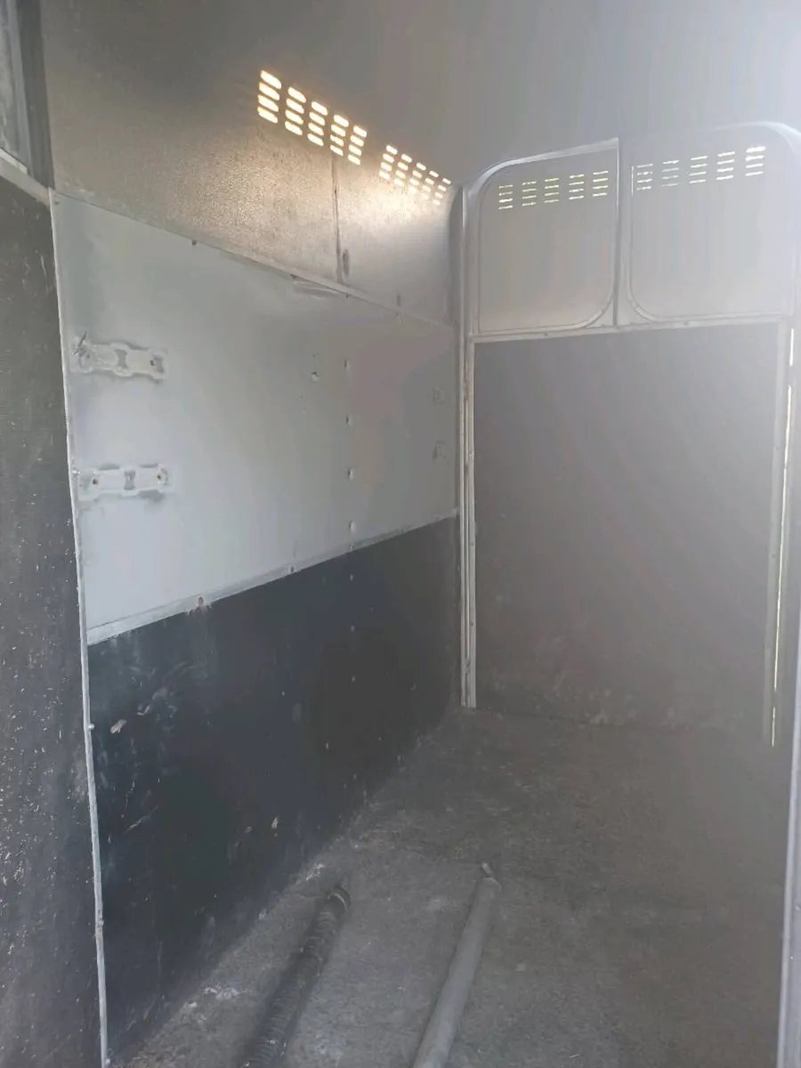 Horse trailer - Image 4