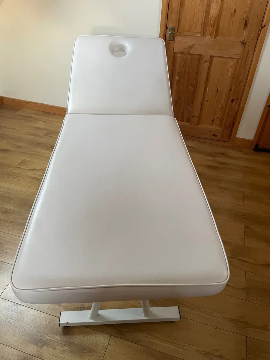 Massage /Beauticians treatment bed - Image 1