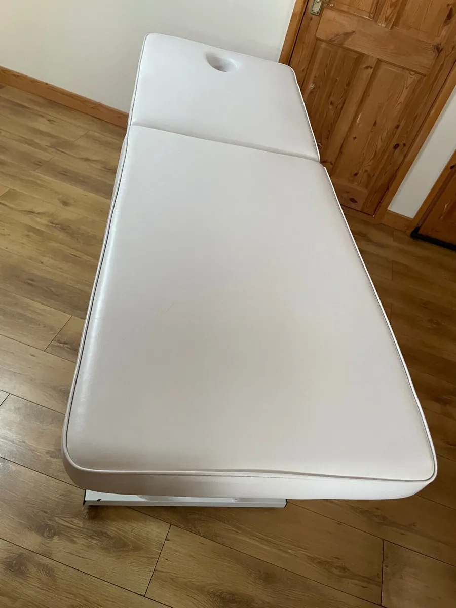 Massage /Beauticians treatment bed - Image 2