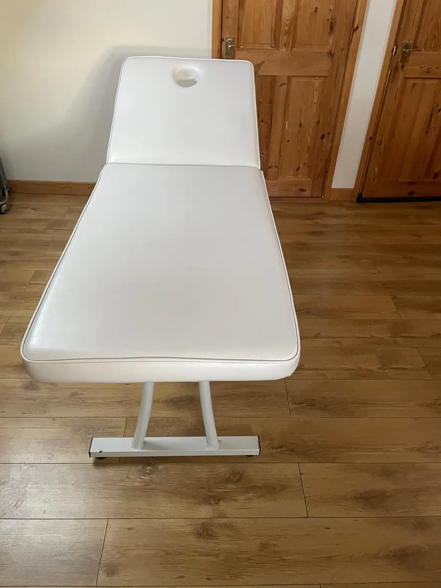 Massage /Beauticians treatment bed - Image 3
