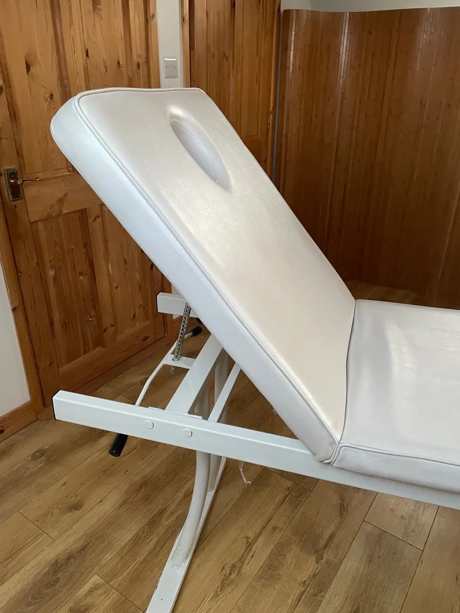 Massage /Beauticians treatment bed - Image 4