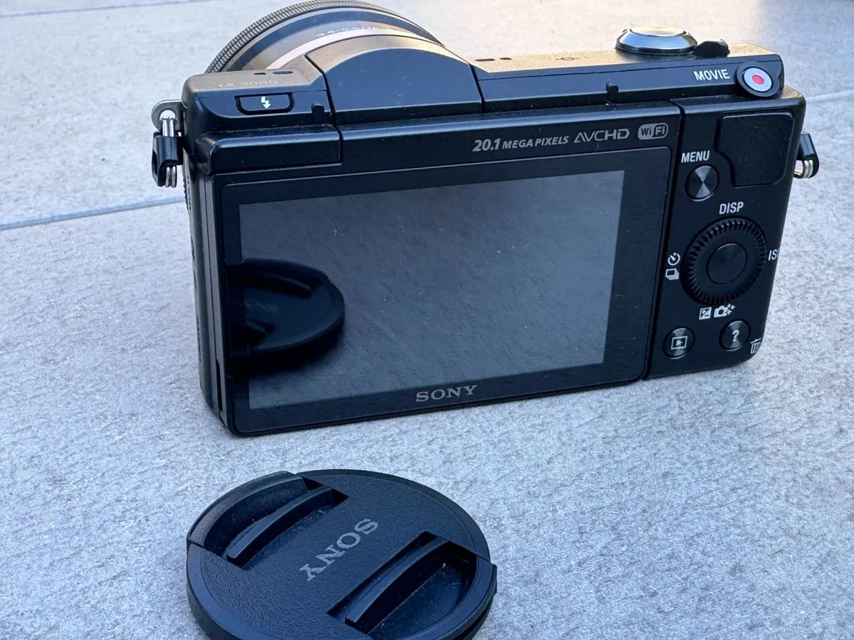 Sony Alpha A5000 Mirrorless Camera + 16-50mm OSS L - Image 3