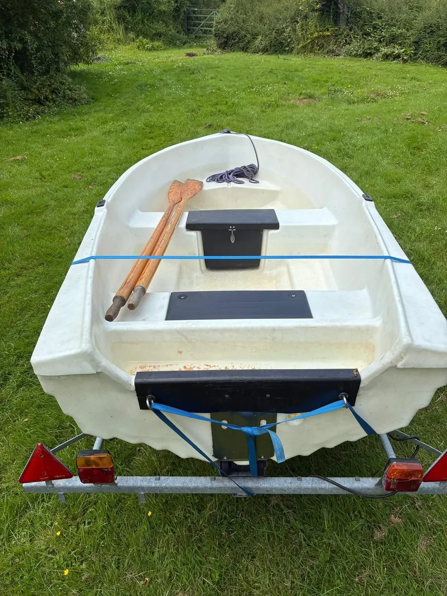 10ft Plastic Boat & Trailer - €950 - Image 3