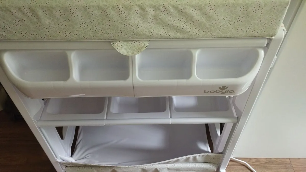 baby chanching table - Image 1