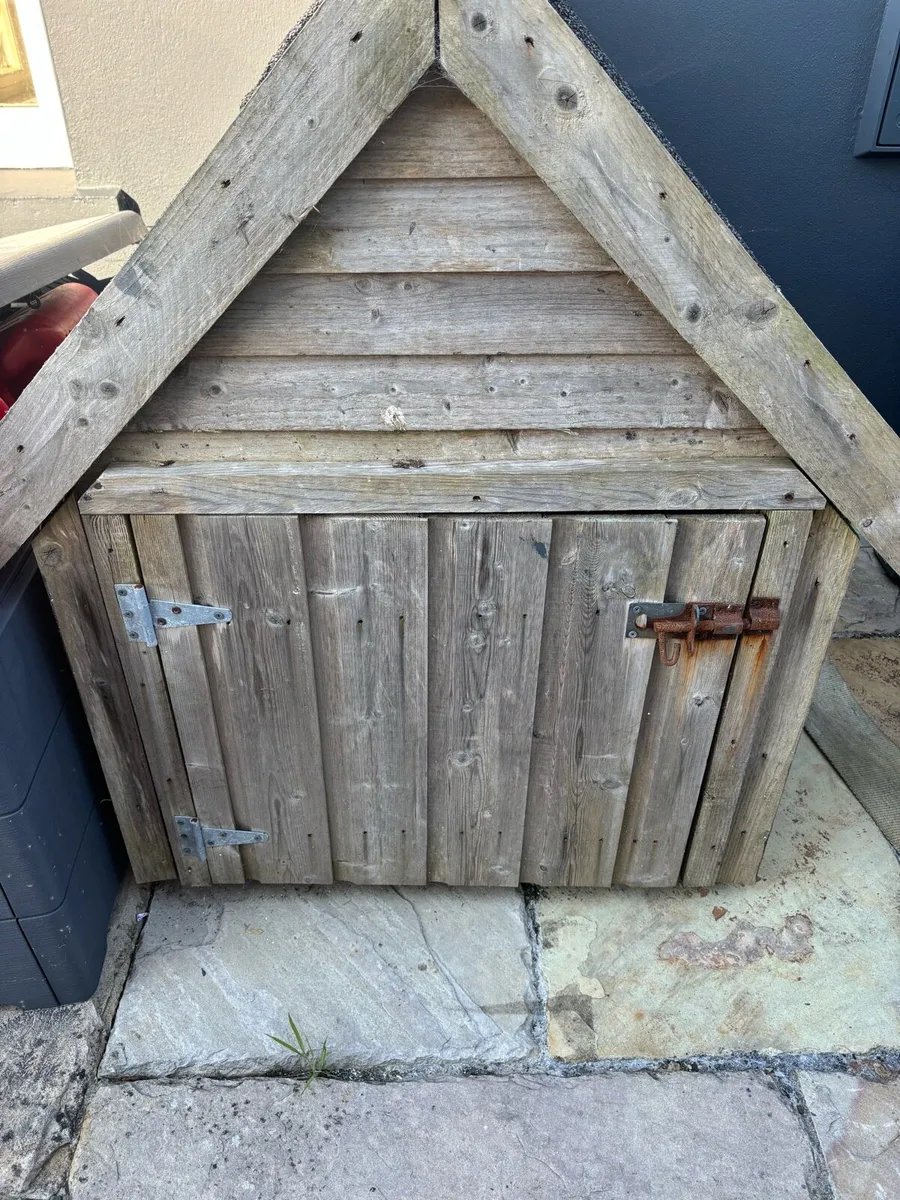 Large dog house - Image 1
