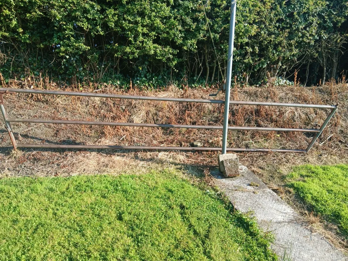 Gate frame 4.5 meters long  2 galvanised post - Image 2