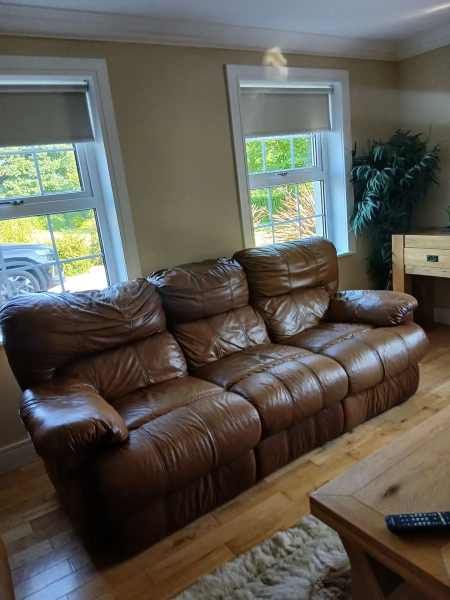 Three piece suite - Image 1