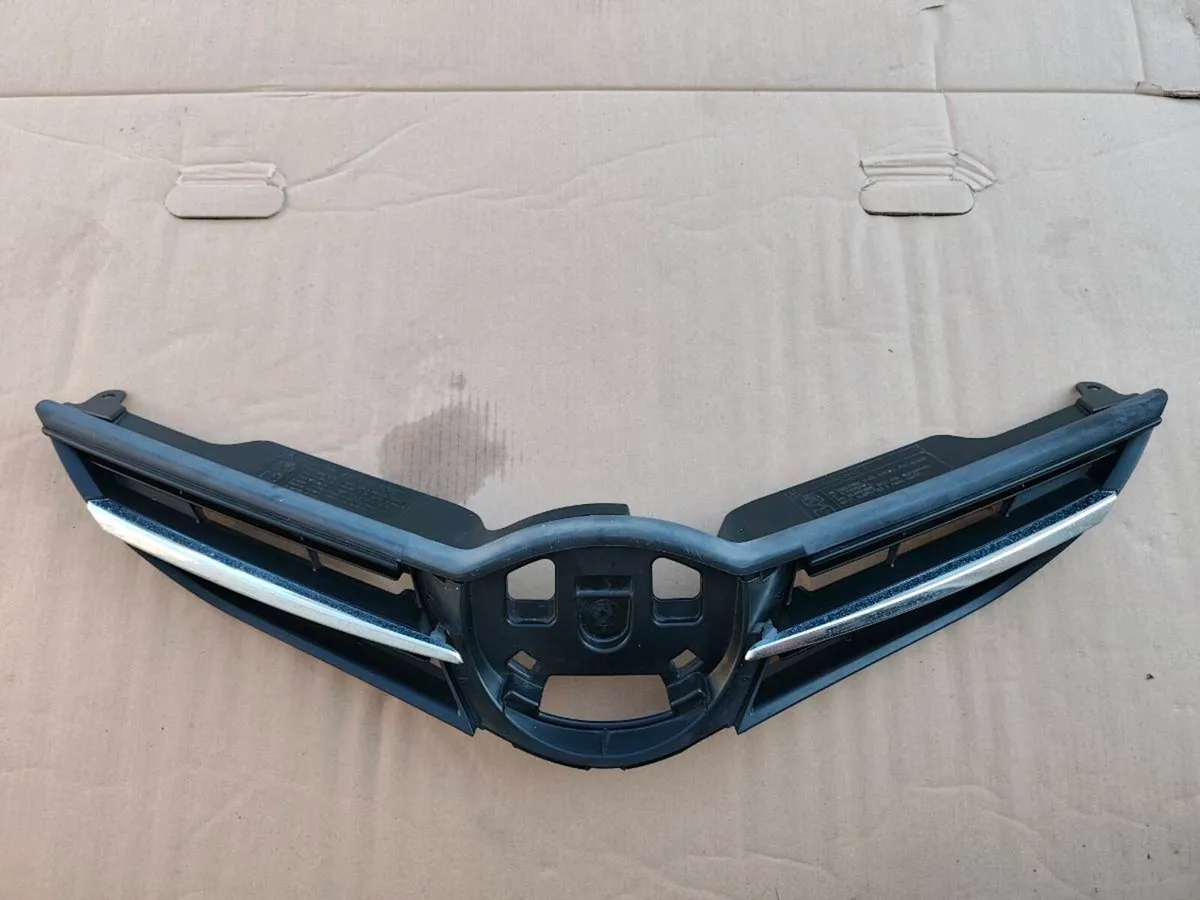 Toyota Auris front grille - Image 1