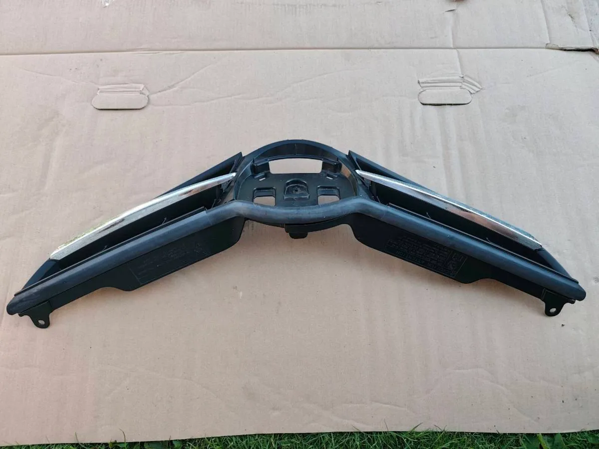 Toyota Auris front grille - Image 2