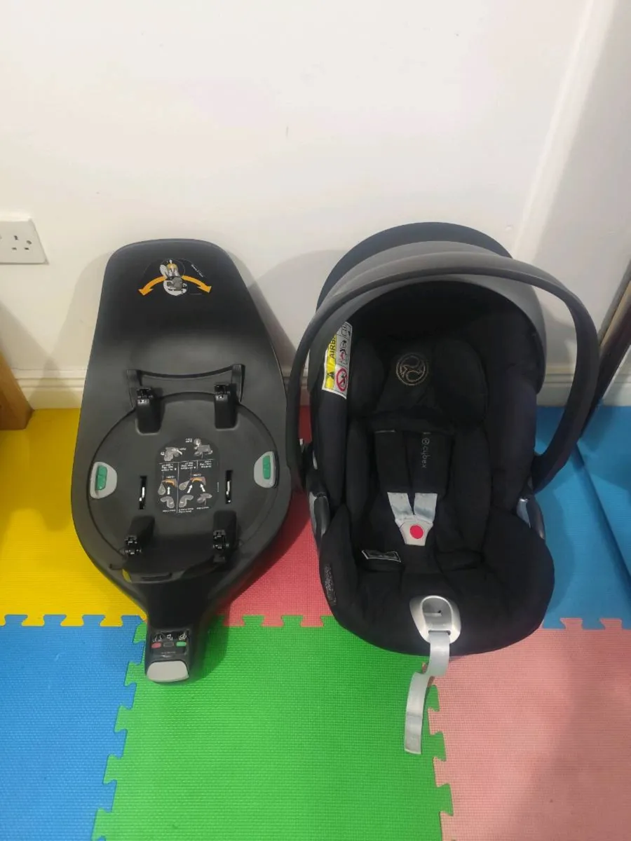Cybex cloud Z i-size car seat and isofix base - Image 1