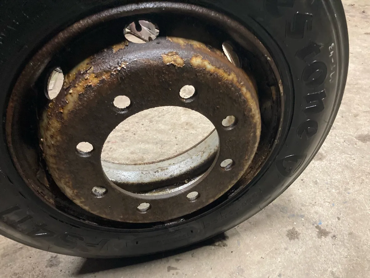 8 stud wheels - Image 1