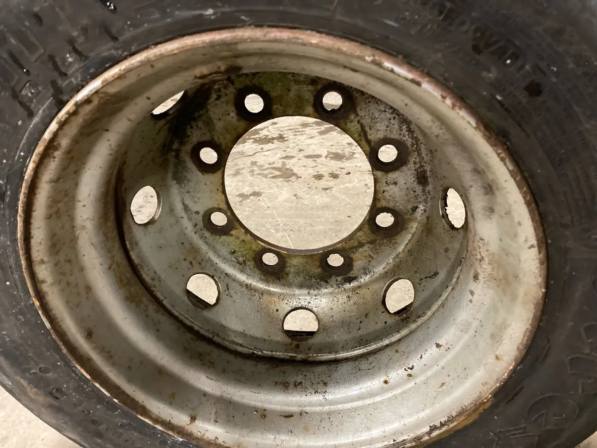 8 stud wheels - Image 2
