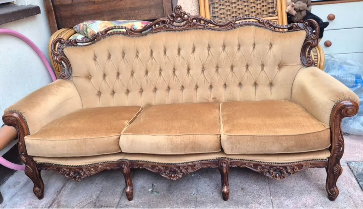 Sofa and 2 seats - Image 1