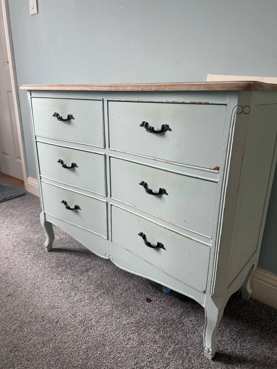 Bed side lockers and match bed room drawers. - Image 1