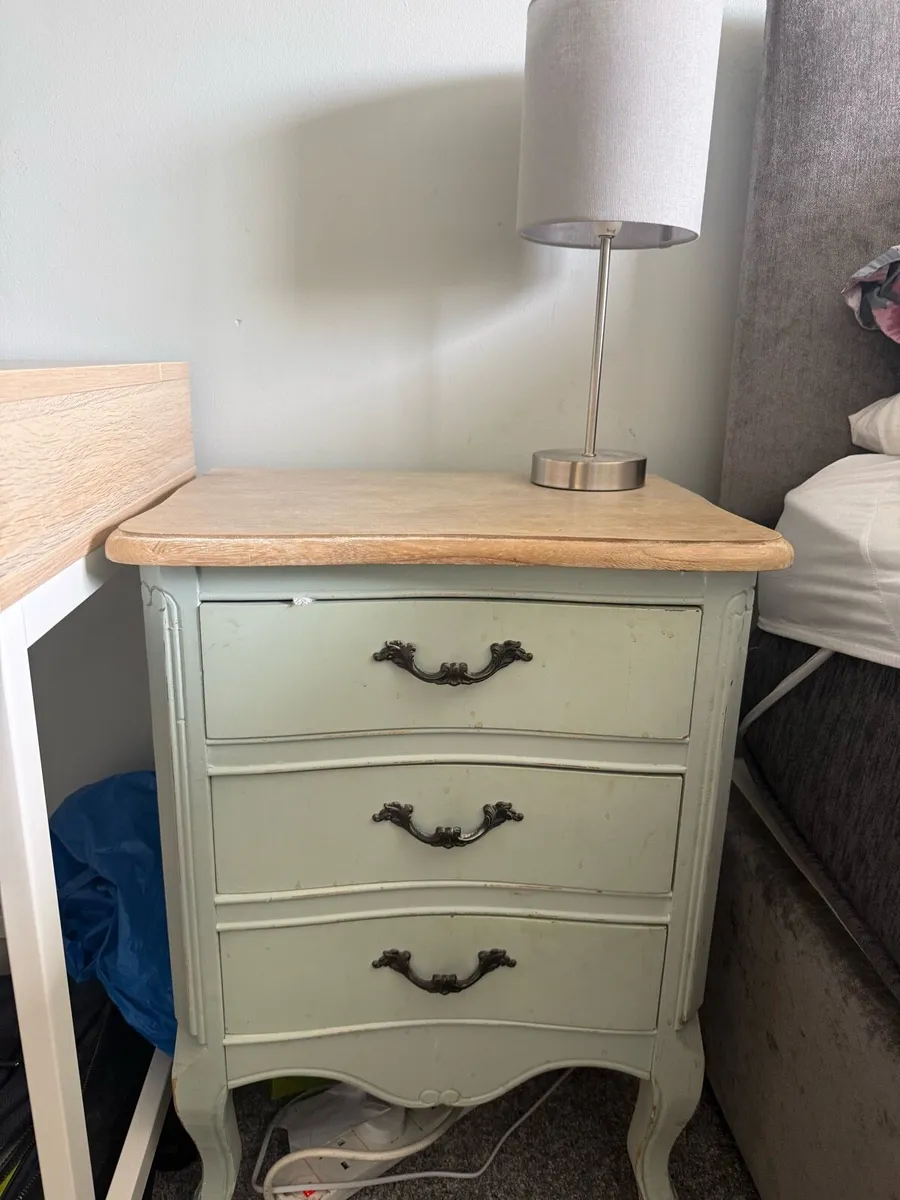 Bed side lockers and match bed room drawers. - Image 2