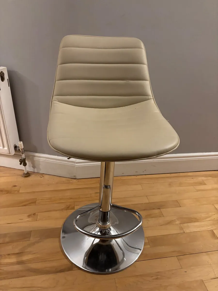Office desk and chair - Image 2