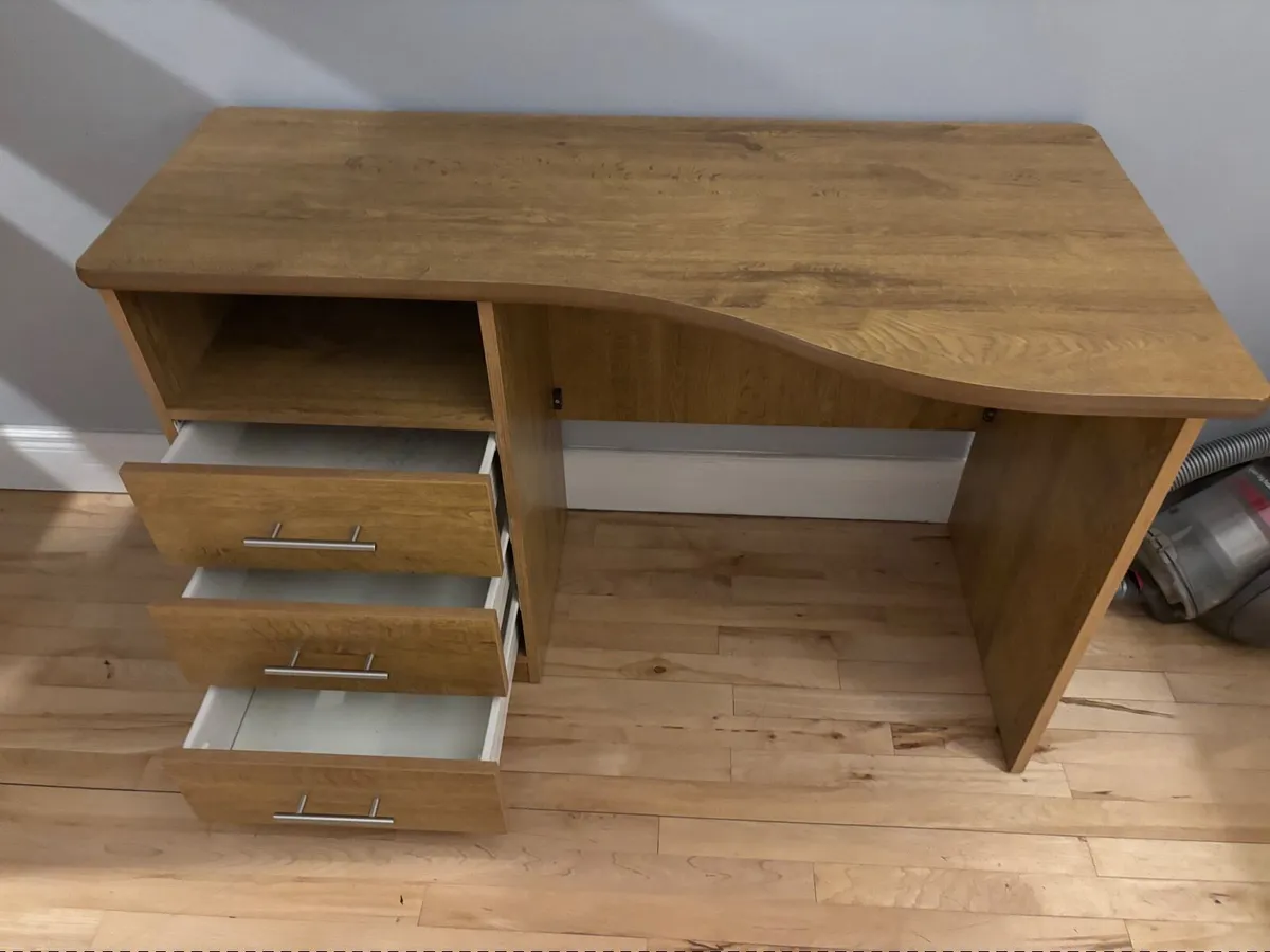 Office desk and chair - Image 4