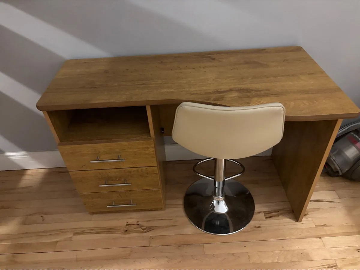 Office desk and chair - Image 1