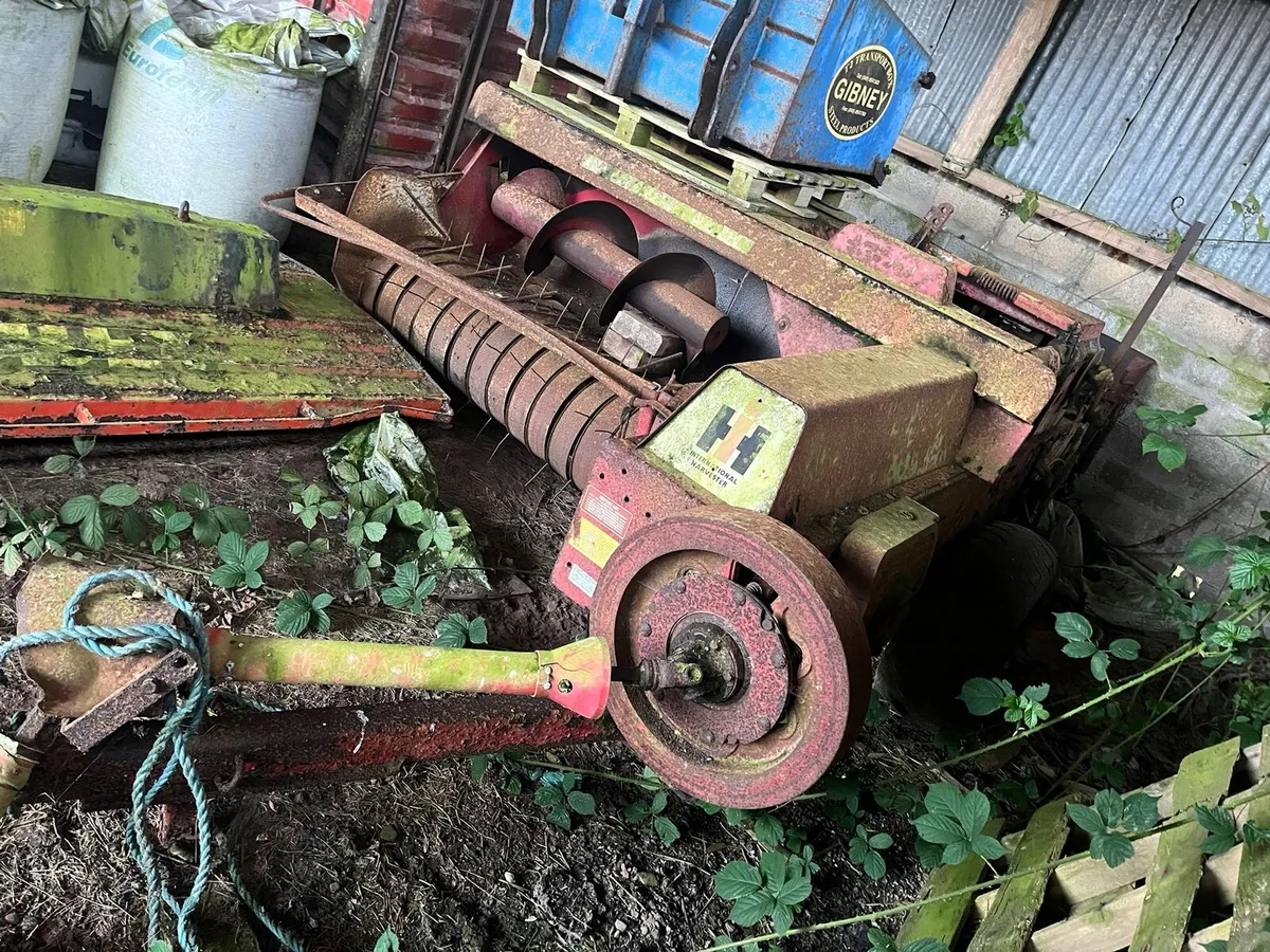 International square baler&NH 399 double  chop - Image 1