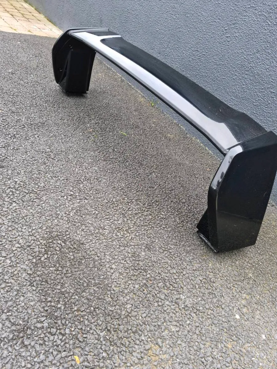 Toyota hilux gr sport 2025 tonneau cover/spoiler - Image 2