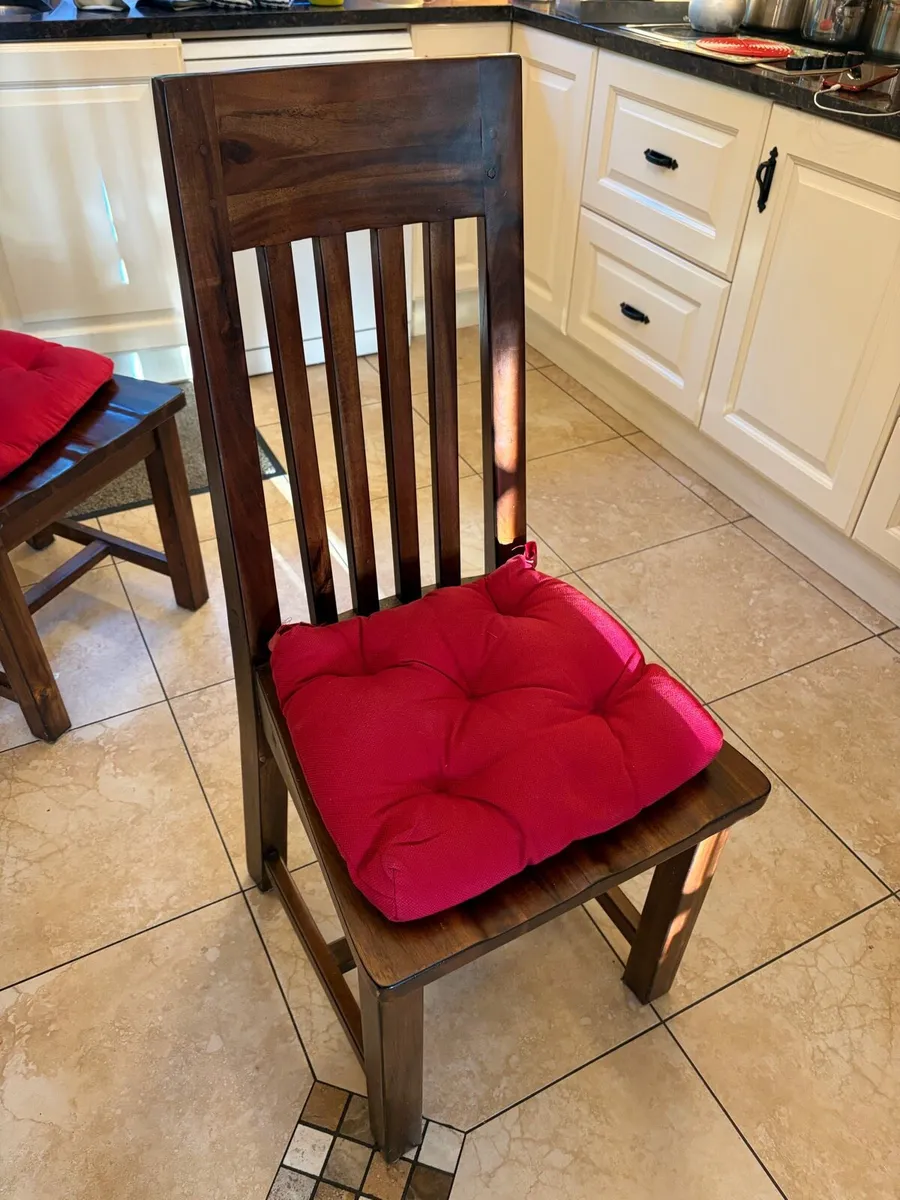 Hard wood extendable kitchen table + chairs - Image 4