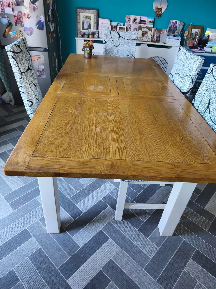 Table and 6 chairs - Image 1