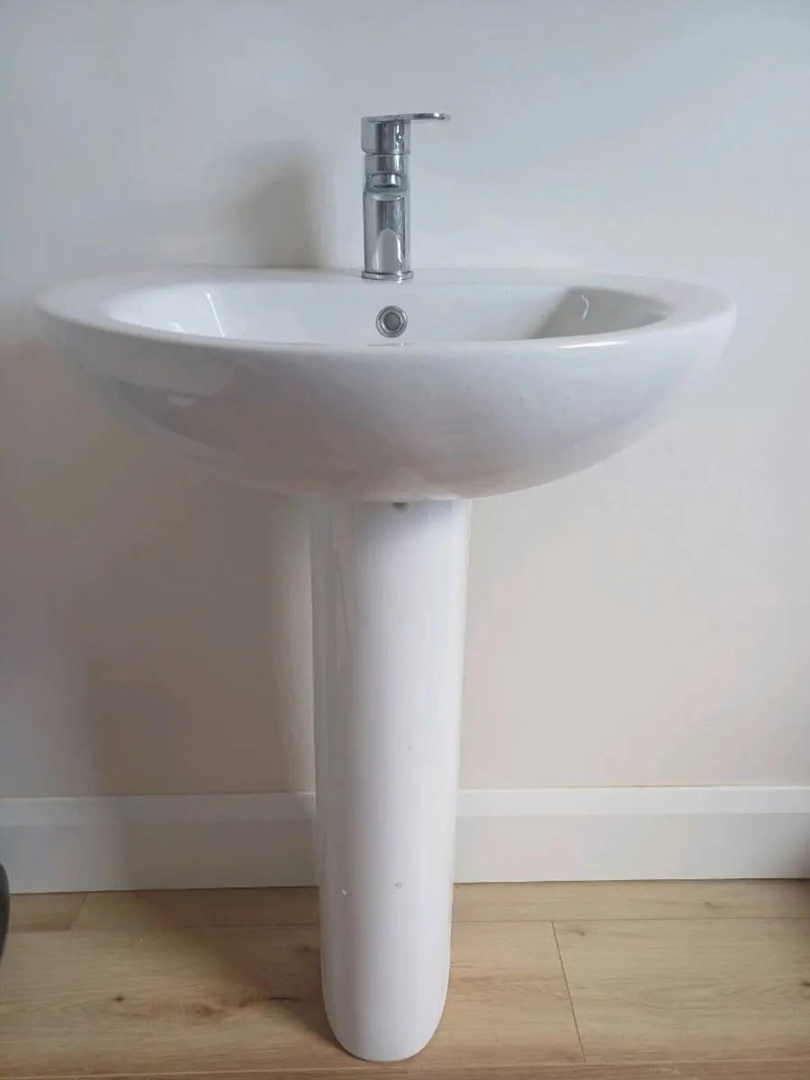 x2 Sinks and Radiator - Image 1