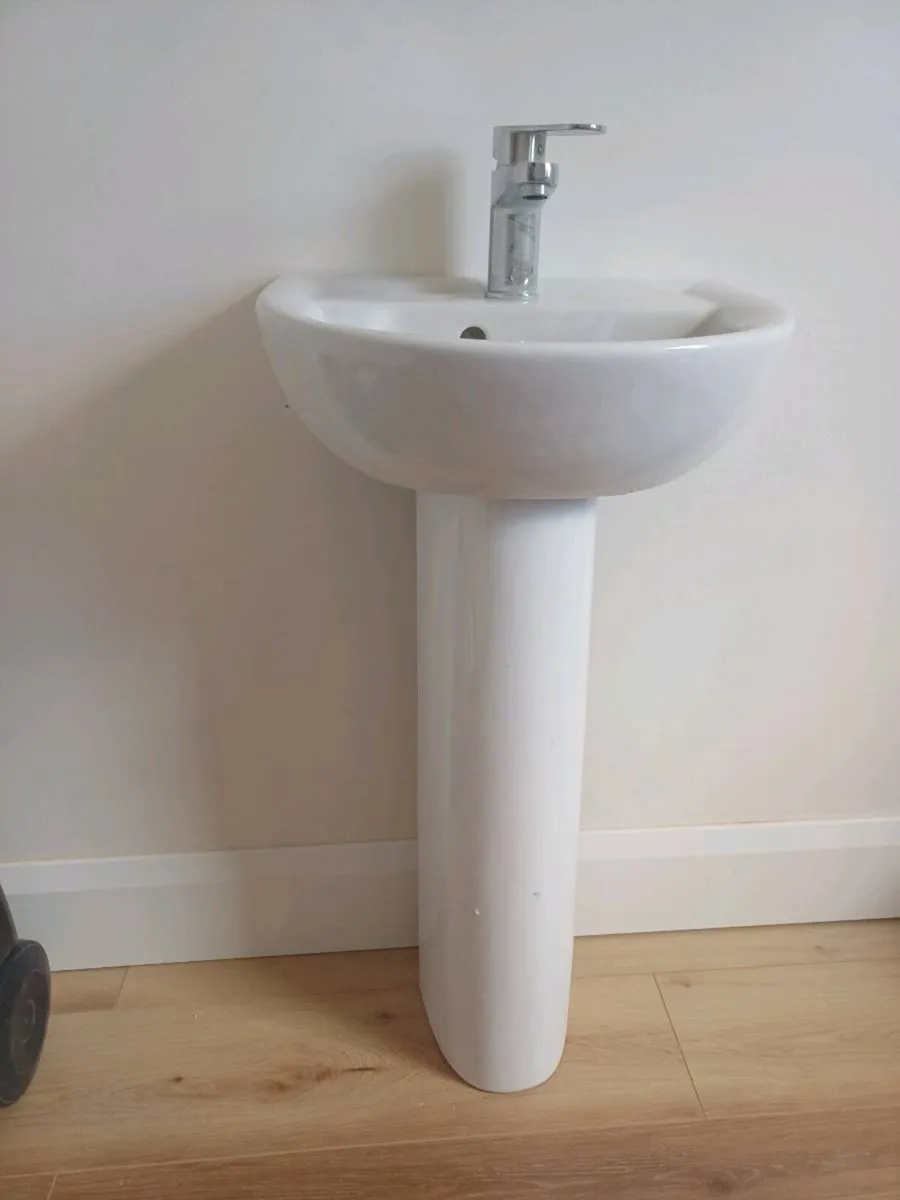x2 Sinks and Radiator - Image 2
