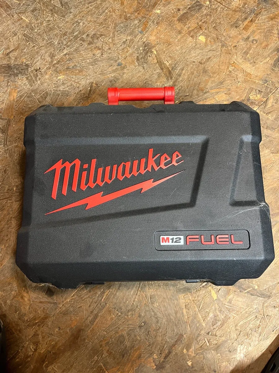 Milwaukee m12 fuel bandsaw - Image 2