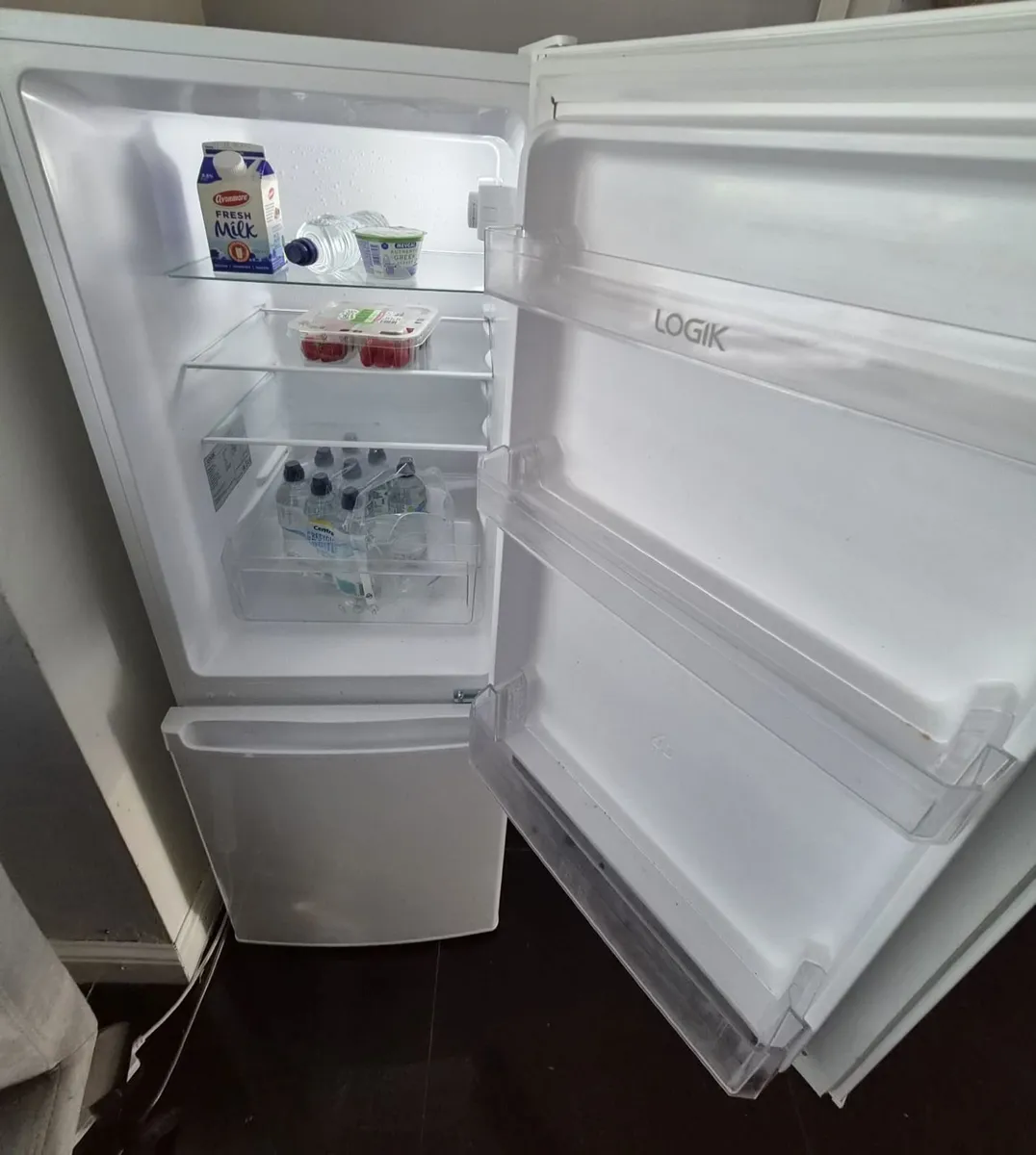 Fridge freezer - excellent condition - Image 1