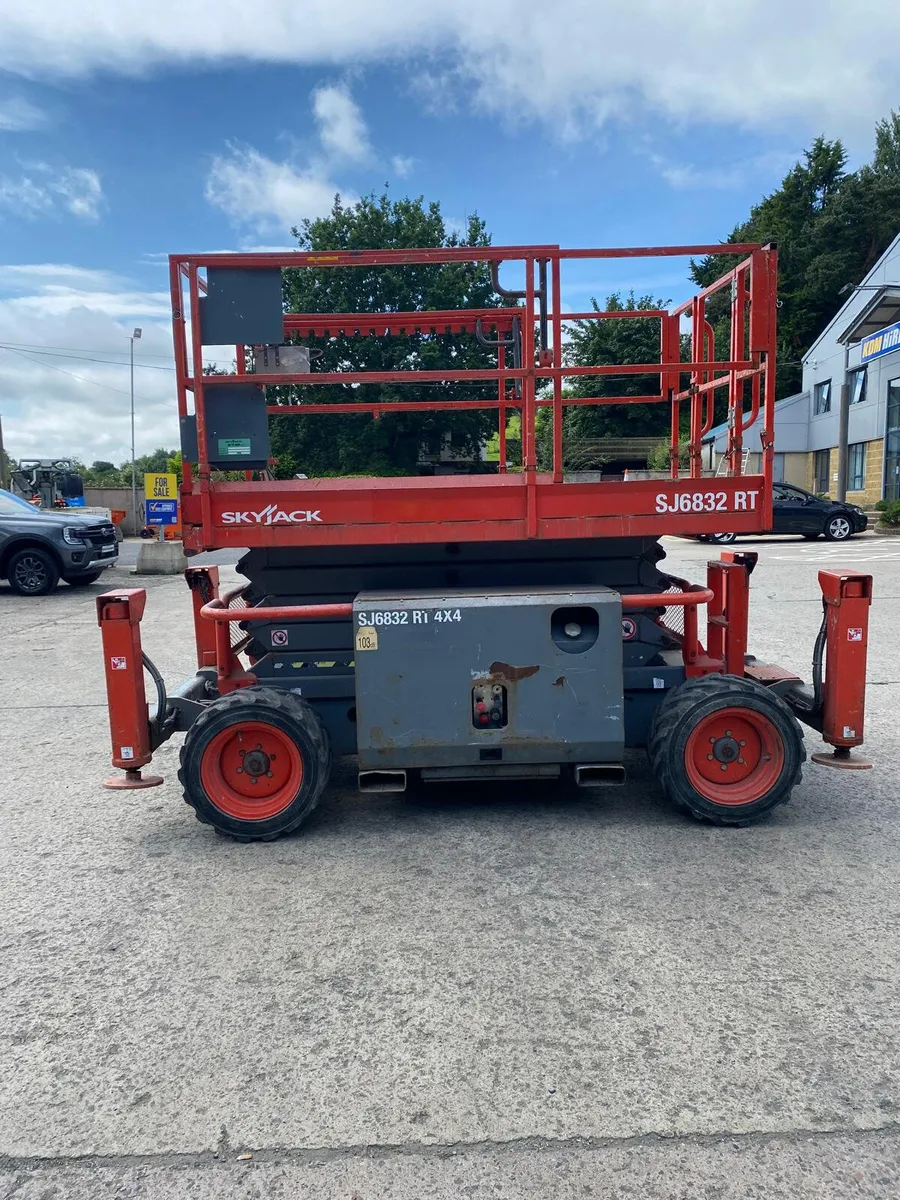 2016 SKYJACK SJ6832RT 38FT DIESEL SCISSOR LIFT - Image 4