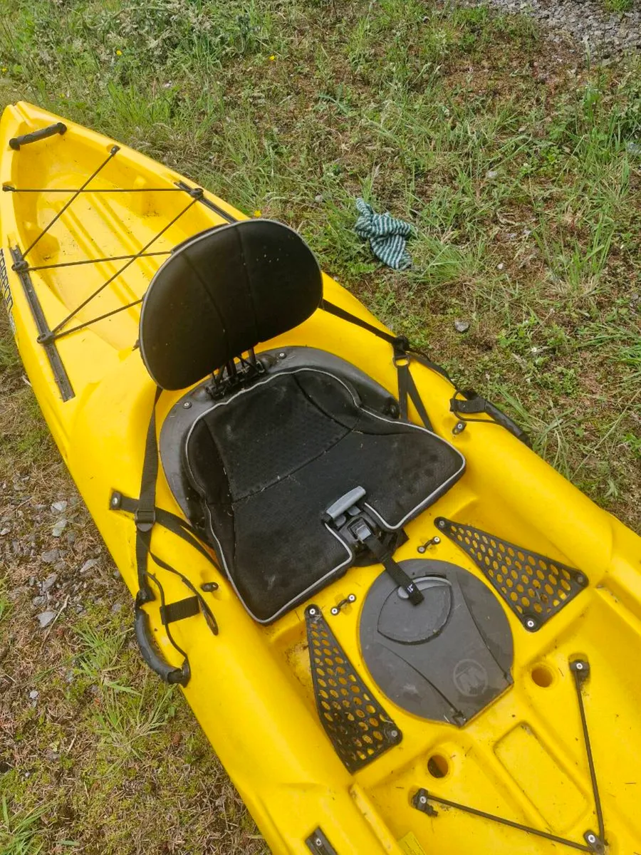 Tarpon 120 kayak with paddle trolley and pfd - Image 3
