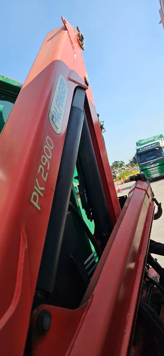 DAF 2016 tipper rigid with crane - Image 3